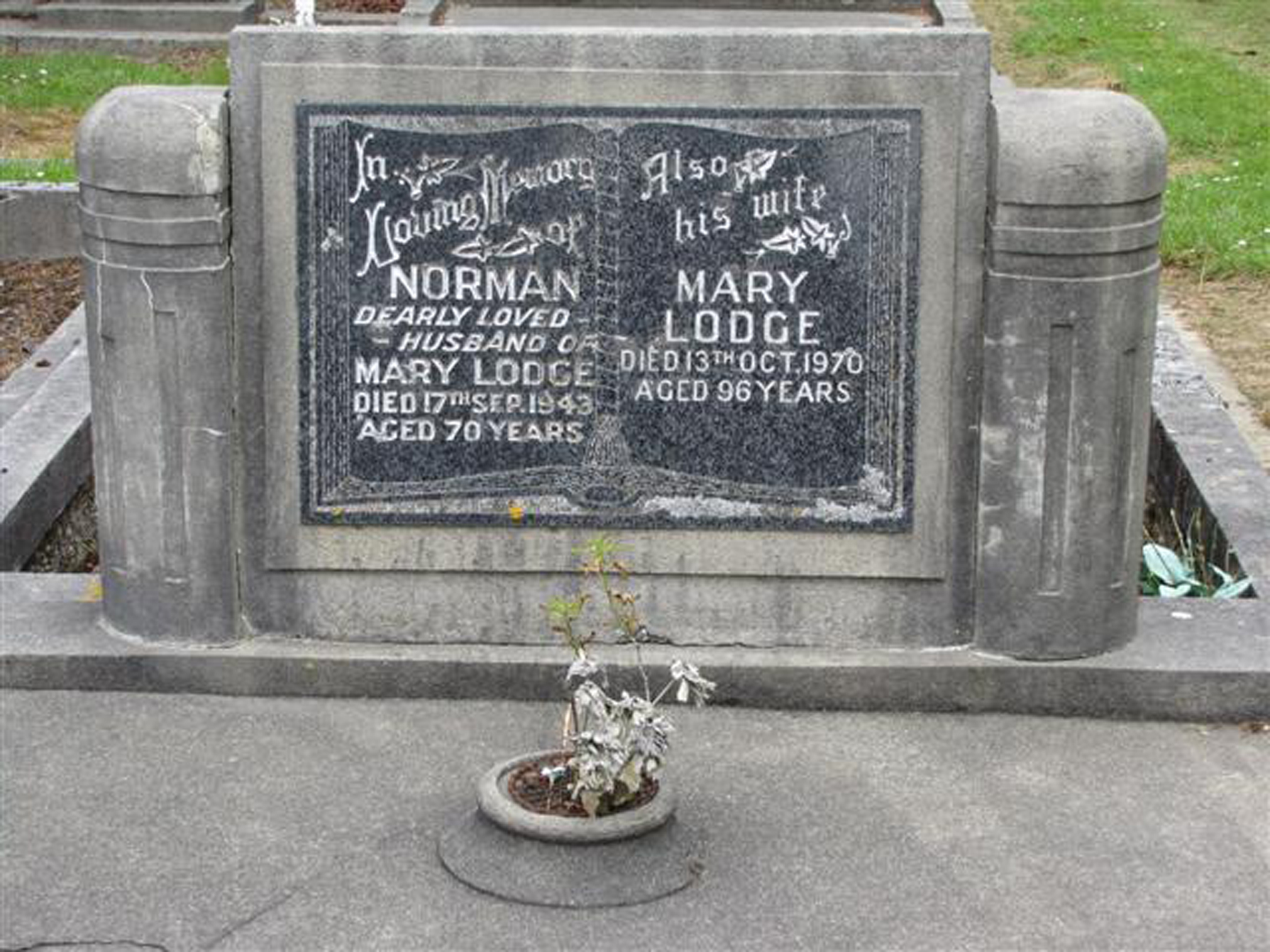 Photo of headstones/Mary McLennan hdstn 1970 Invercargill